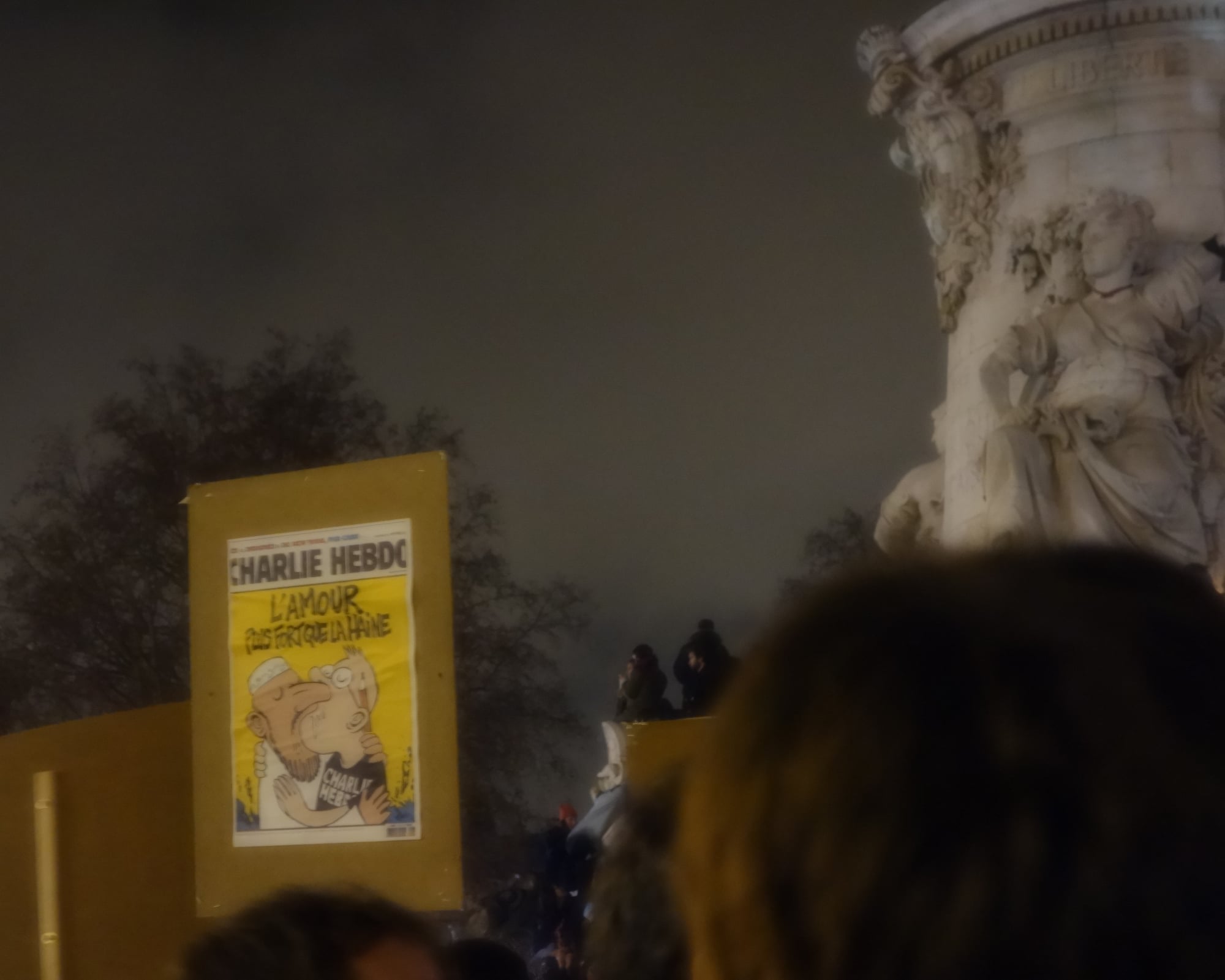 Rassemblement place de la République à Paris en hommage aux victimes de Charlie Hebdo, 7 janvier 2015