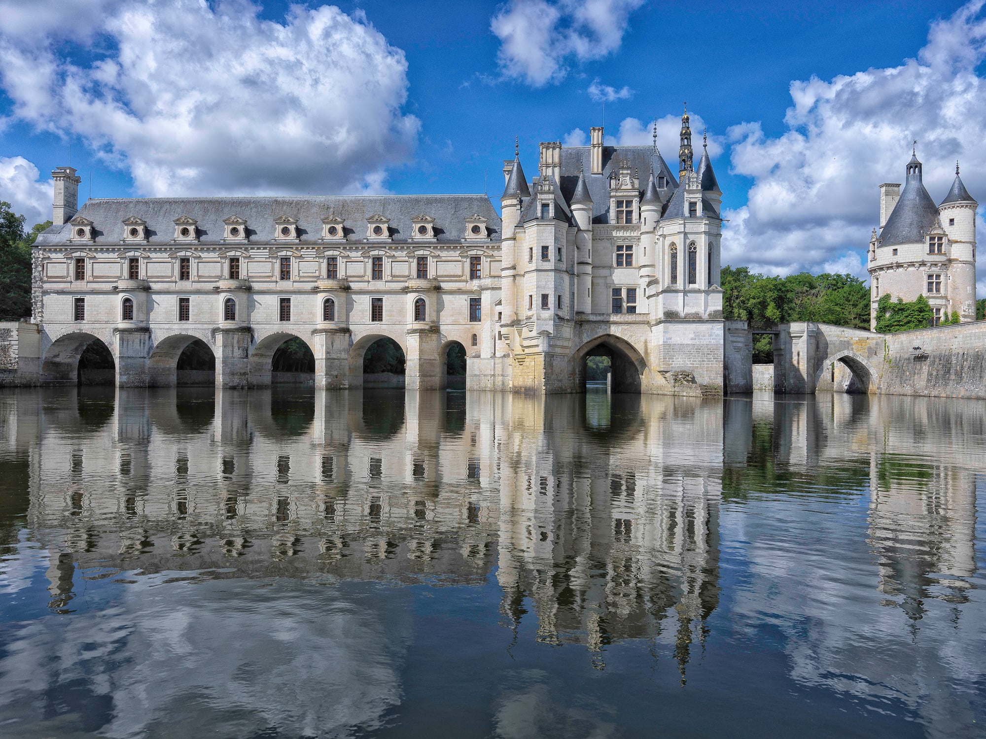 Vue aérienne du château de Chenonceau sur le Cher