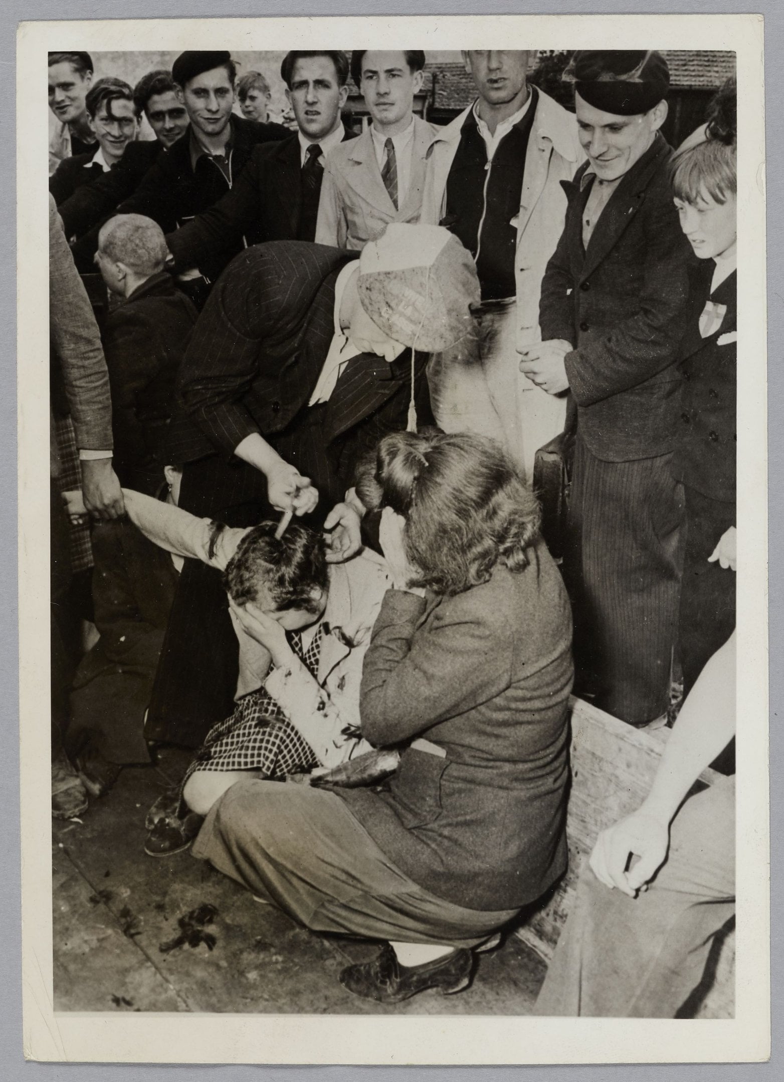 Cherbourg, femmes accusées de collaboration tondues par des résistants dans un camion, 14 juillet 1944