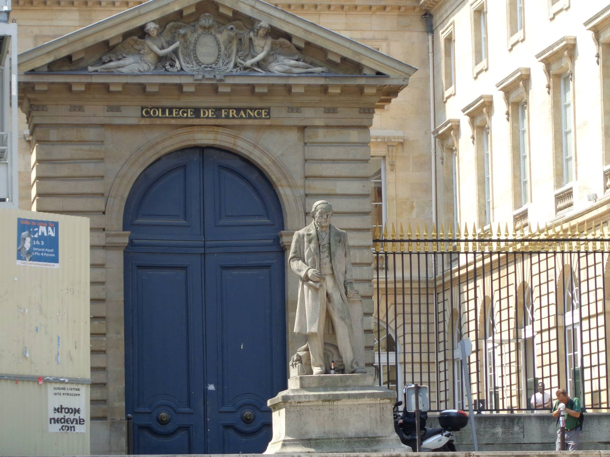 Porte d'entrée du Collège de France à Paris