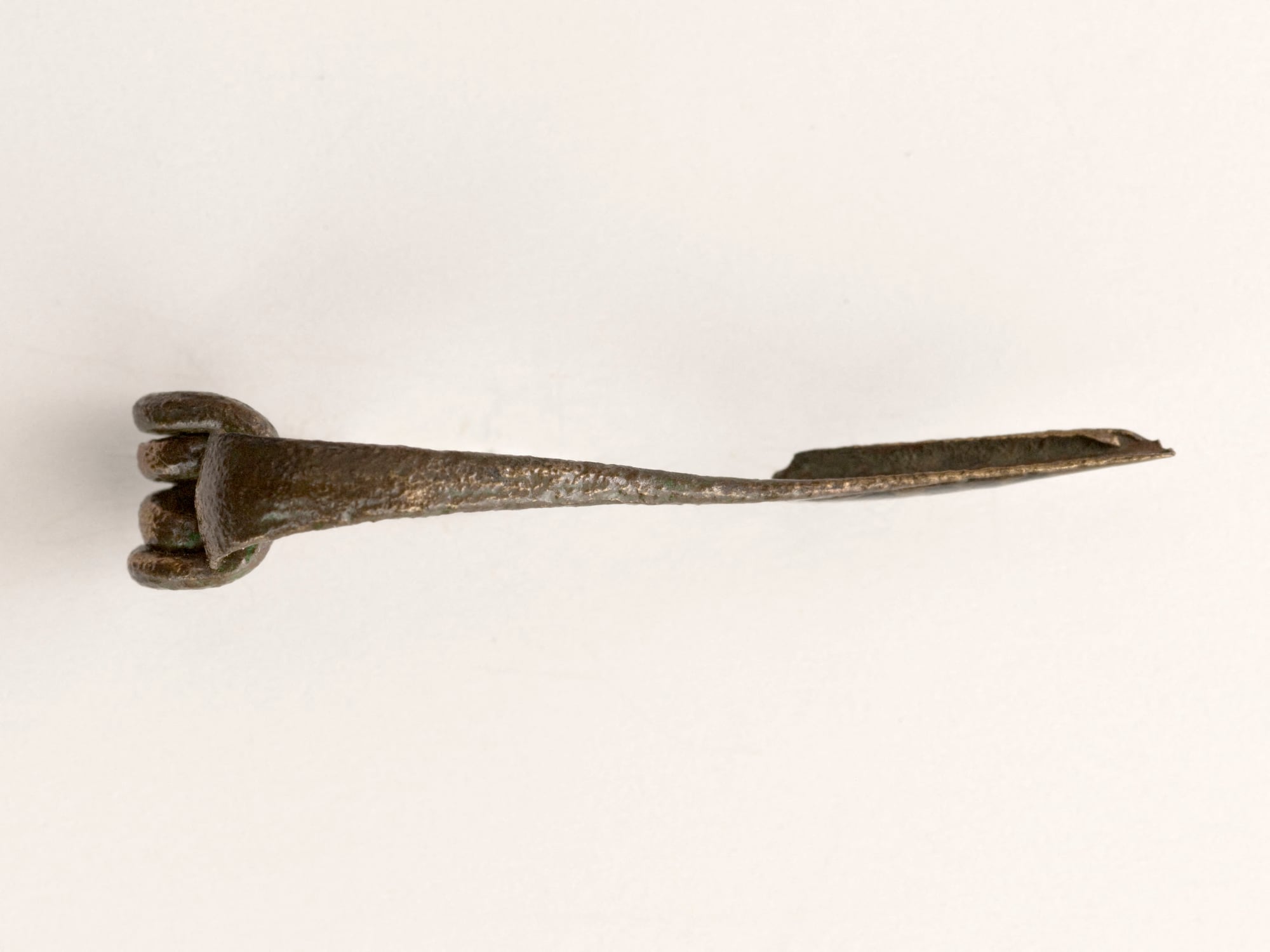 Fibule en alliage cuivreux de l'époque de La Tène, musée Carnavalet