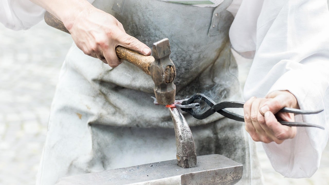 Forge traditionnelle avec enclume, marteau et feu de charbon de bois
