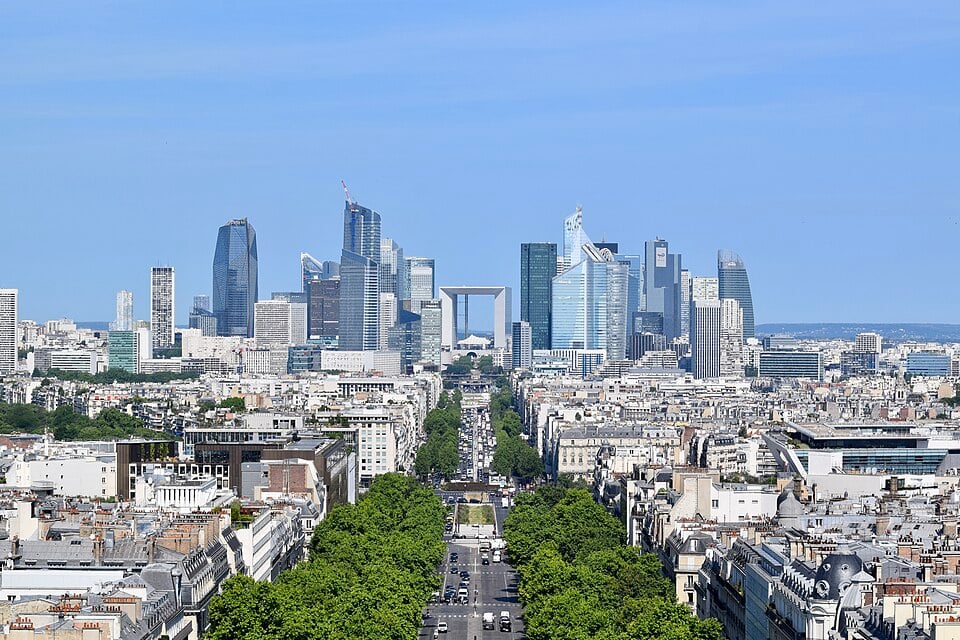 Vue du quartier d'affaires de La Défense à Paris — gratte-ciel modernes, symbole de la France numérique et économique
