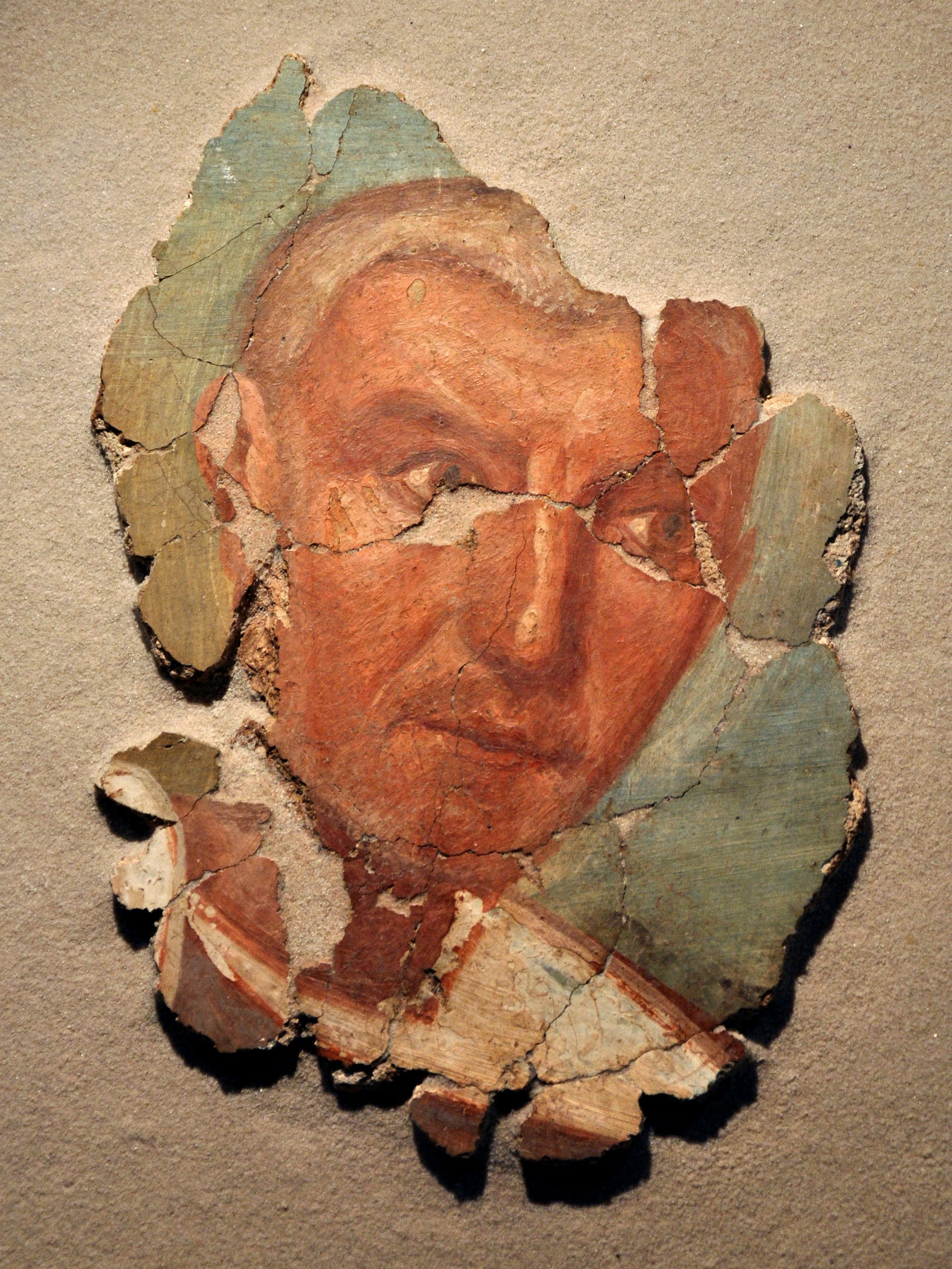 Fragment de fresque murale gallo-romaine représentant un homme, vers 250-275 EC
