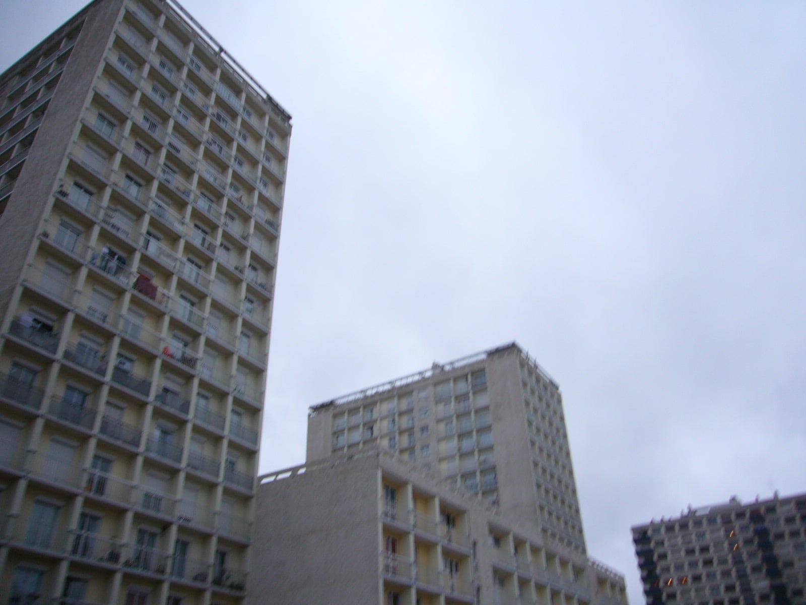 Vue de grands ensembles du quartier Villejean à Rennes (France) — barres d'habitation alignées