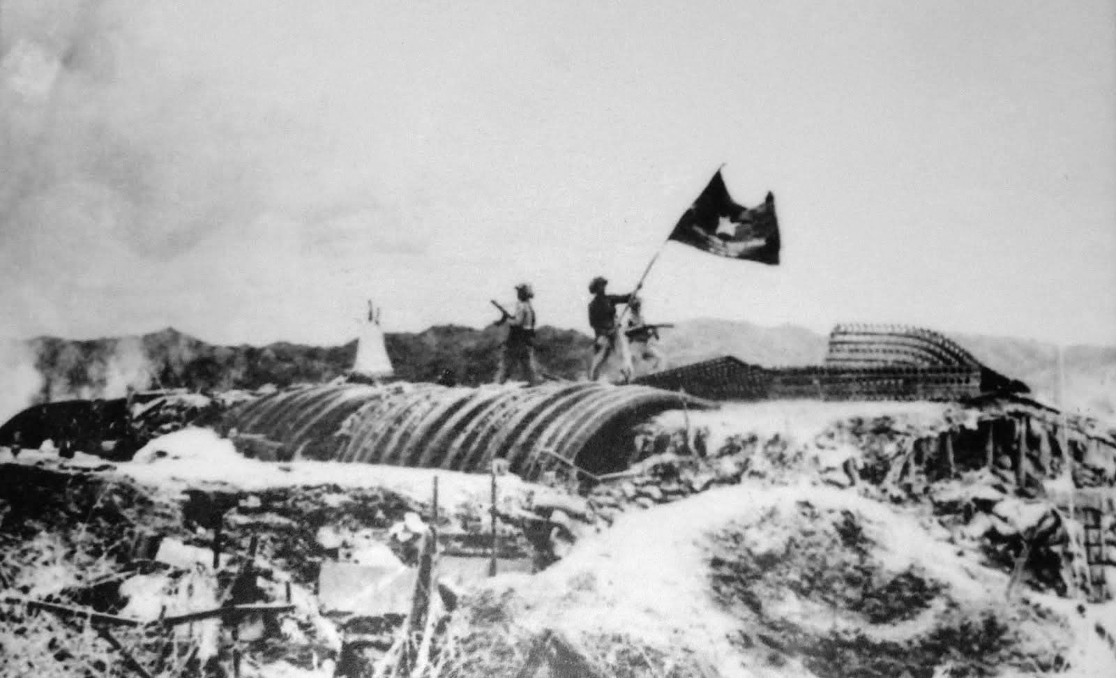 Victoire du Việt Minh à la bataille de Diên Biên Phu — soldats vietnamiens brandissant le drapeau du Front Việt Minh sur la position française capturée, 1954
