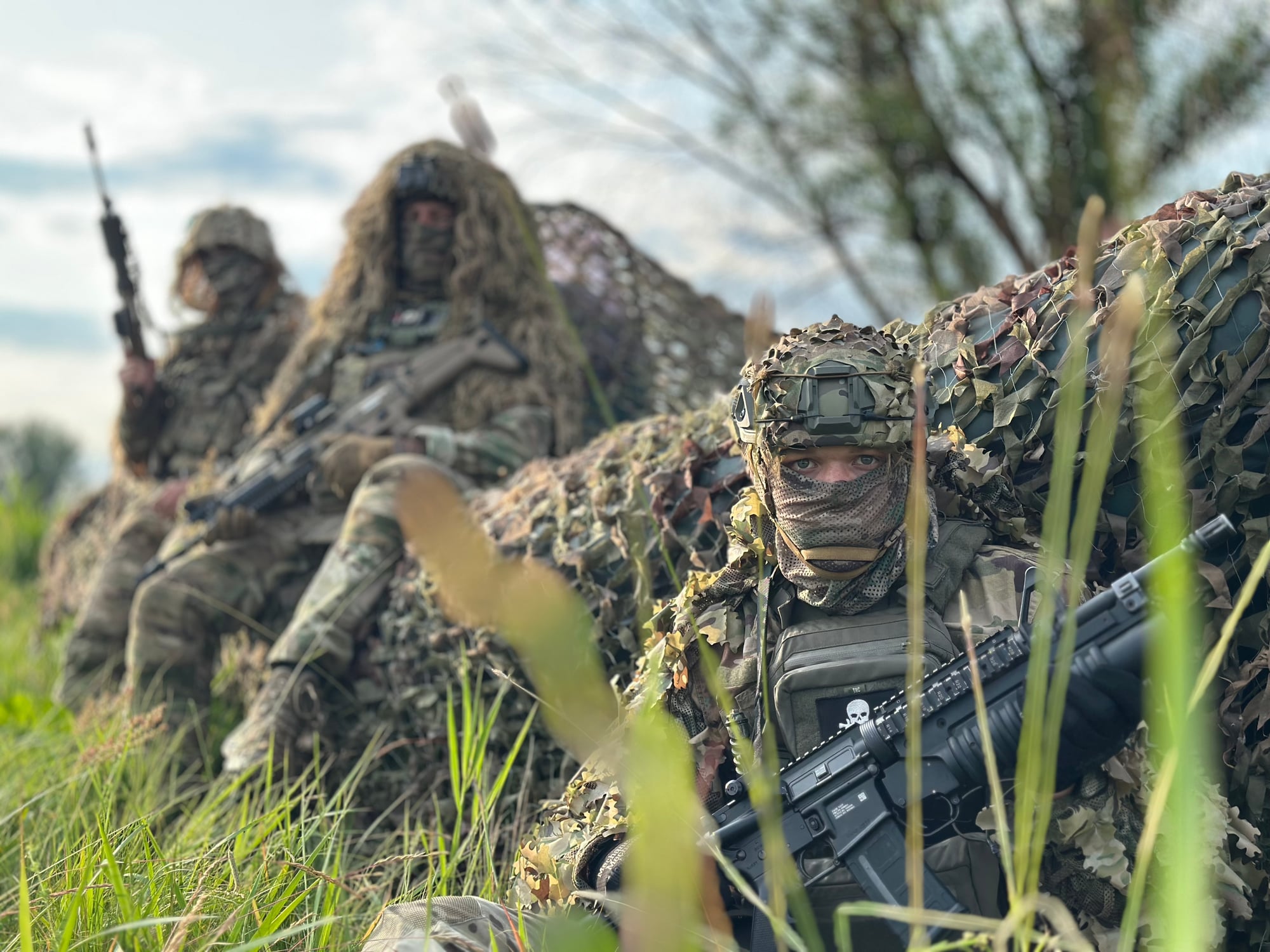 Soldats ukrainiens en position de combat — groupe tactique Revanche, 2025