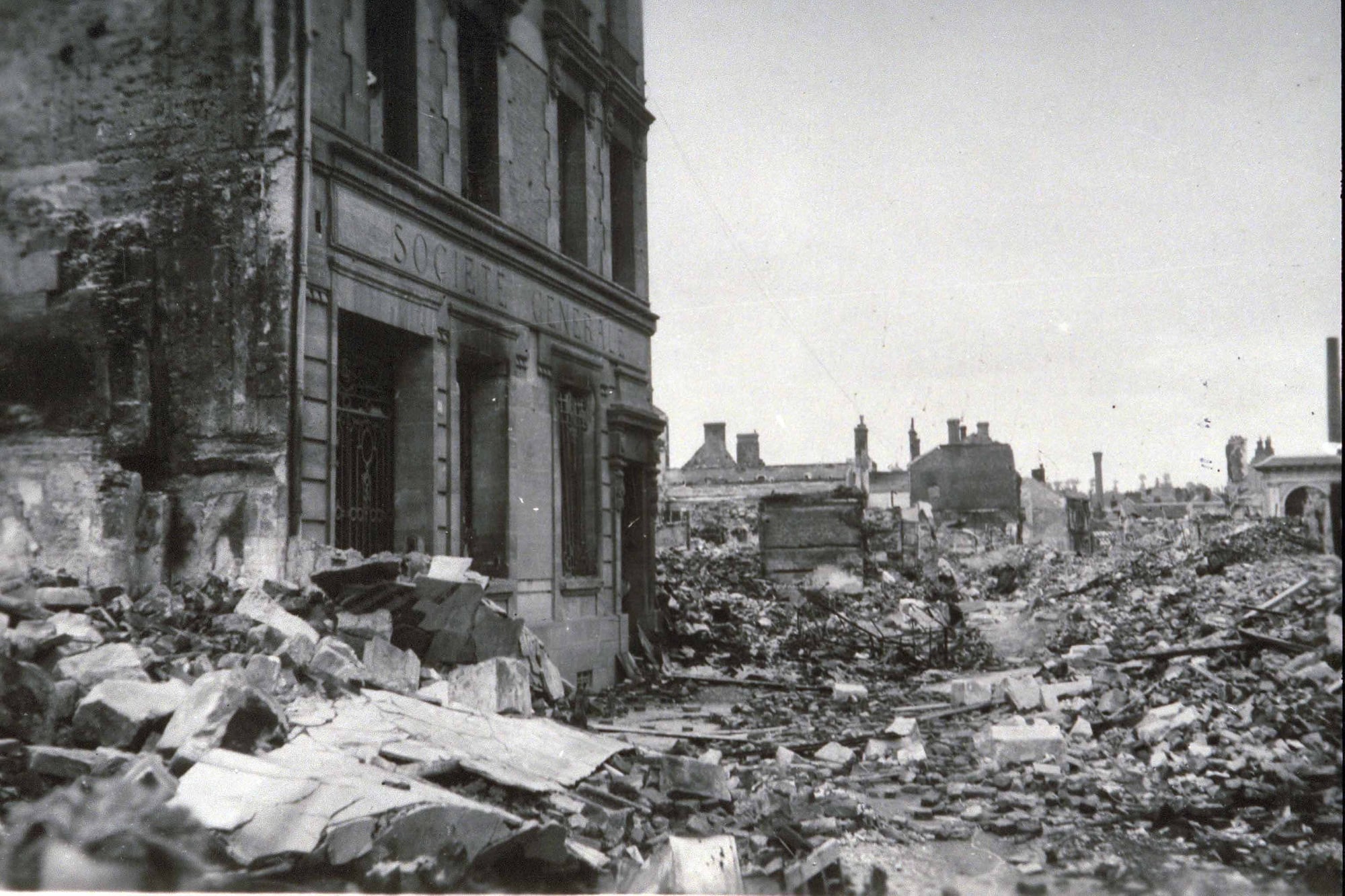 Rue Pont-Mortain à Lisieux en ruines après les bombardements alliés de juin 1944