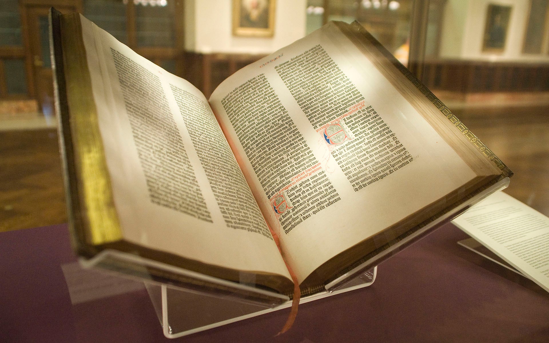 Page ouverte de la Bible de Gutenberg, premier livre imprimé en Europe avec des caractères mobiles