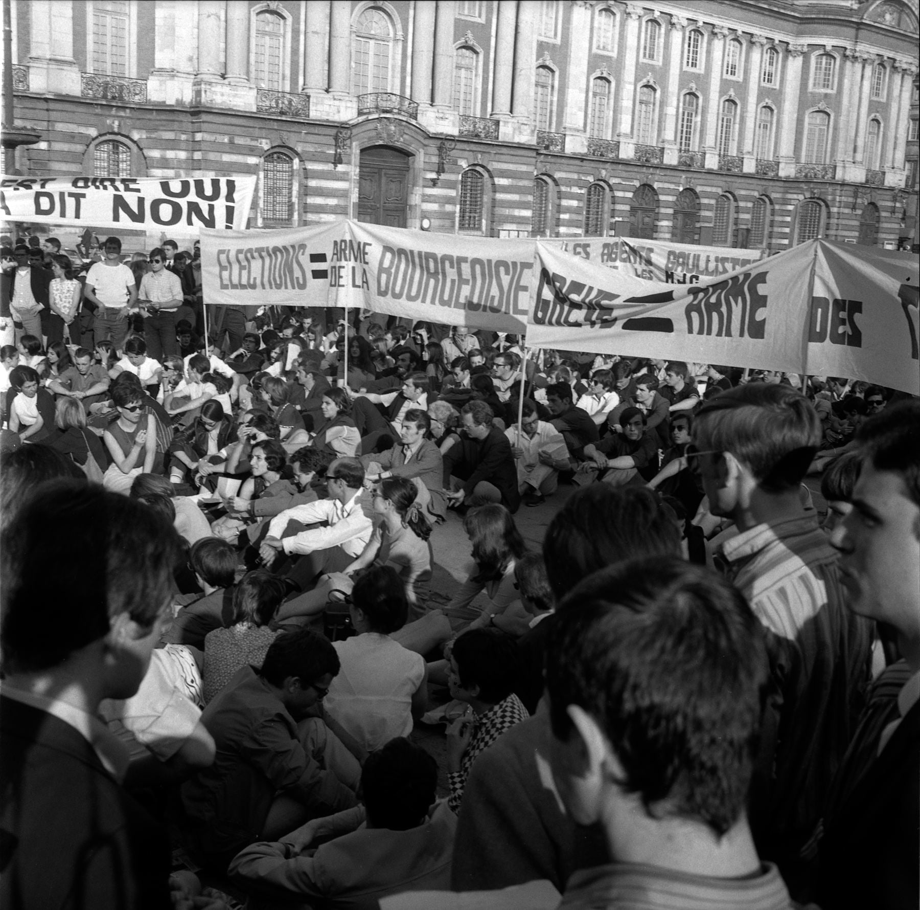 Barricades du Quartier latin à Paris lors des manifestations de Mai 68 — pavés arrachés, voitures renversées, manifestants dans la rue