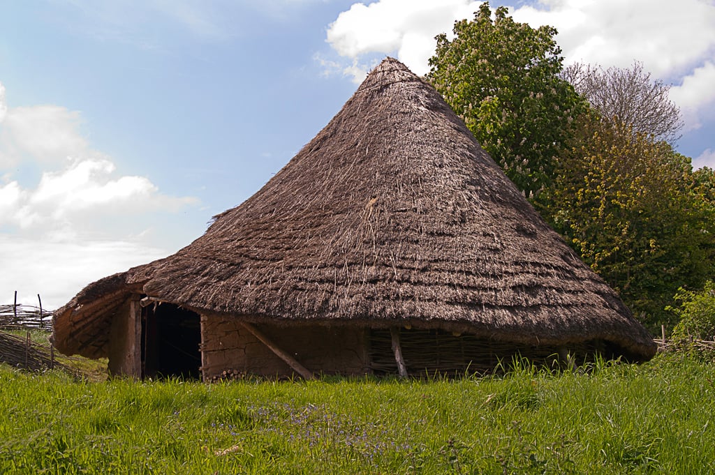 Reconstitution d'une maison ronde de l'Âge de fer au Chiltern Open Air Museum, Angleterre