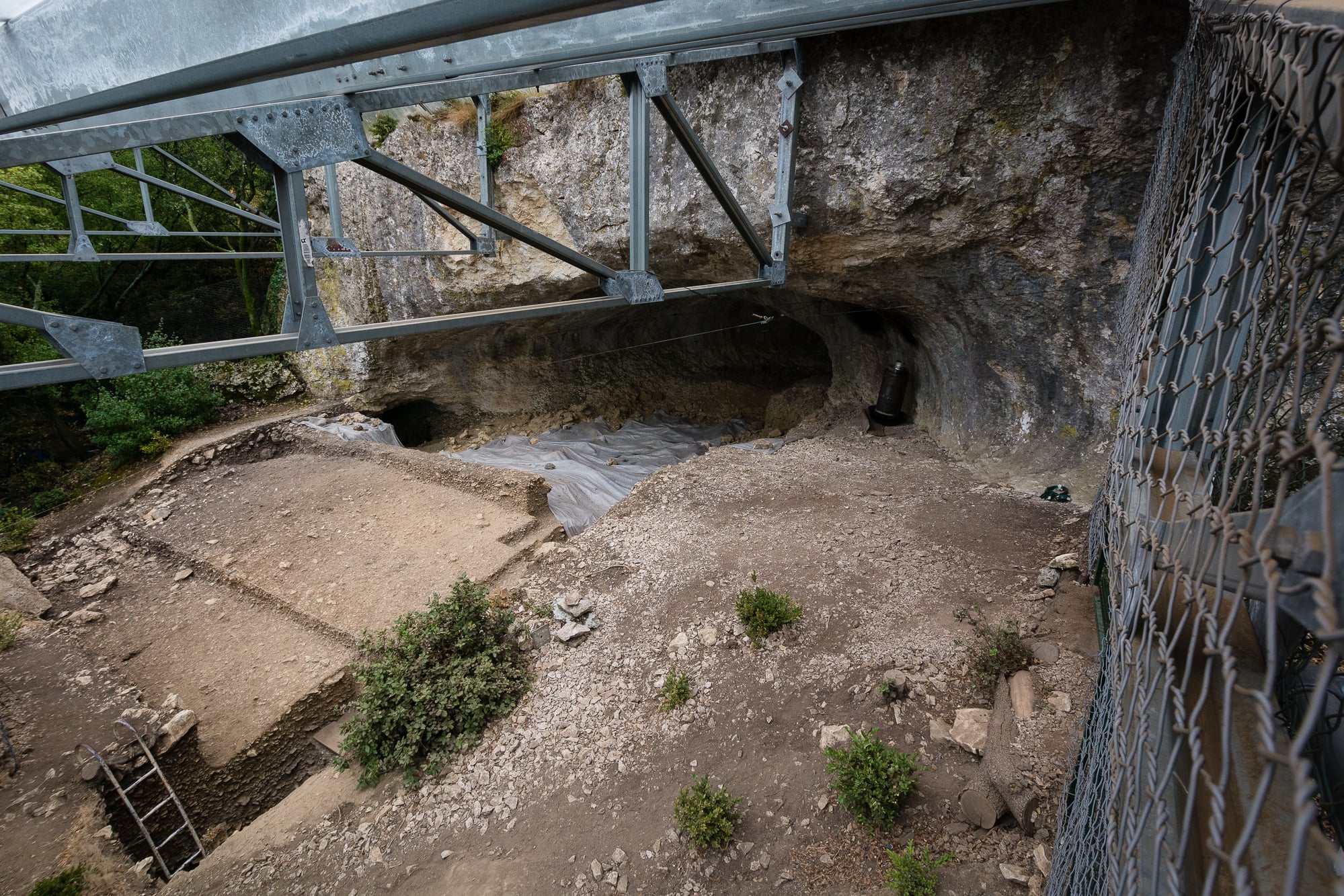 Entrée de la grotte Mandrin à Malataverne (Drôme), site archéologique majeur datant du Paléolithique