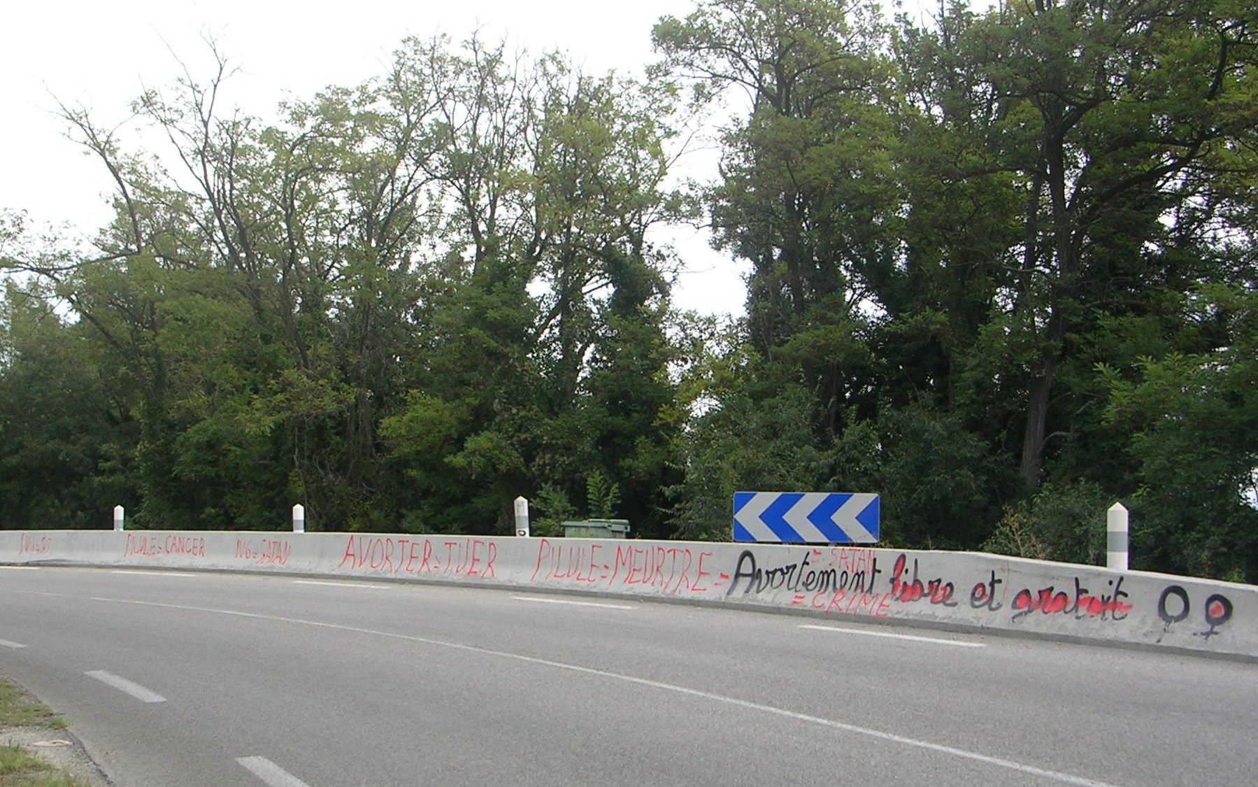 Graffiti « Slogan IVG » à Corbières — inscription murale revendiquant le droit à l'avortement, en référence au combat des années 1970