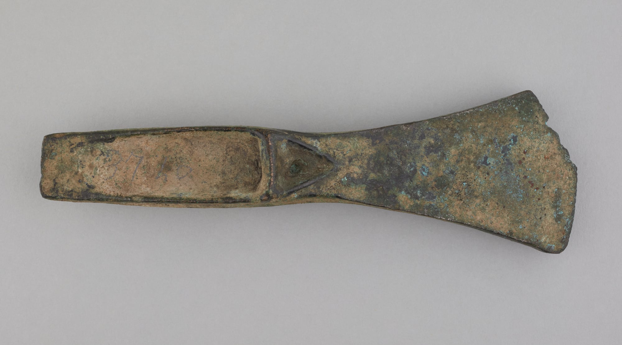 Hache à talon en bronze de l'âge du Bronze, musée Carnavalet