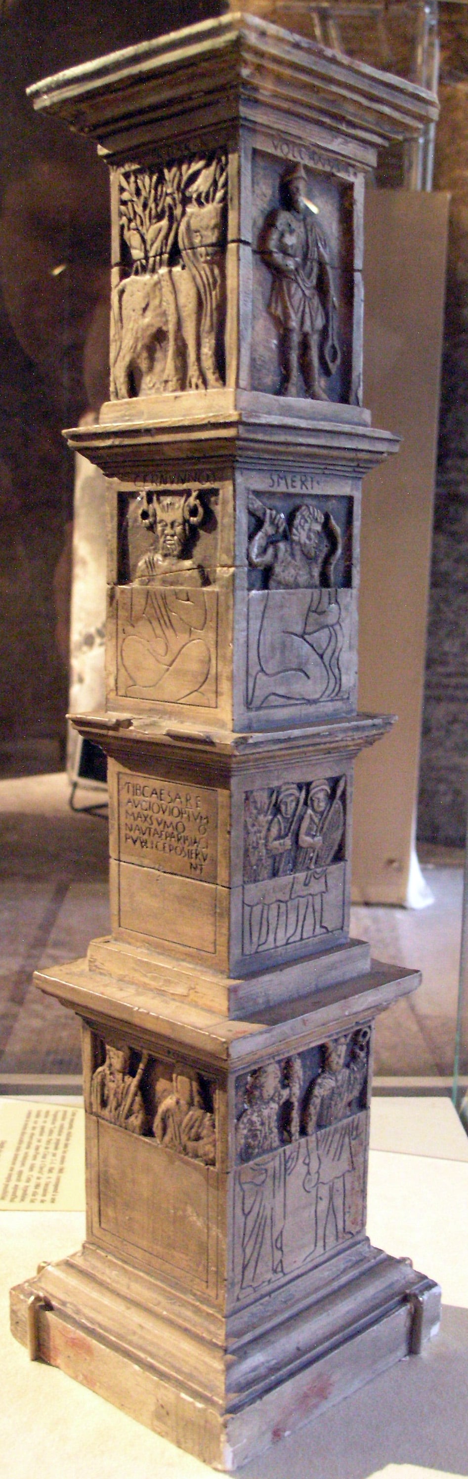 Maquette de restitution du Pilier des Nautes montrant des divinités romaines et celtes superposées