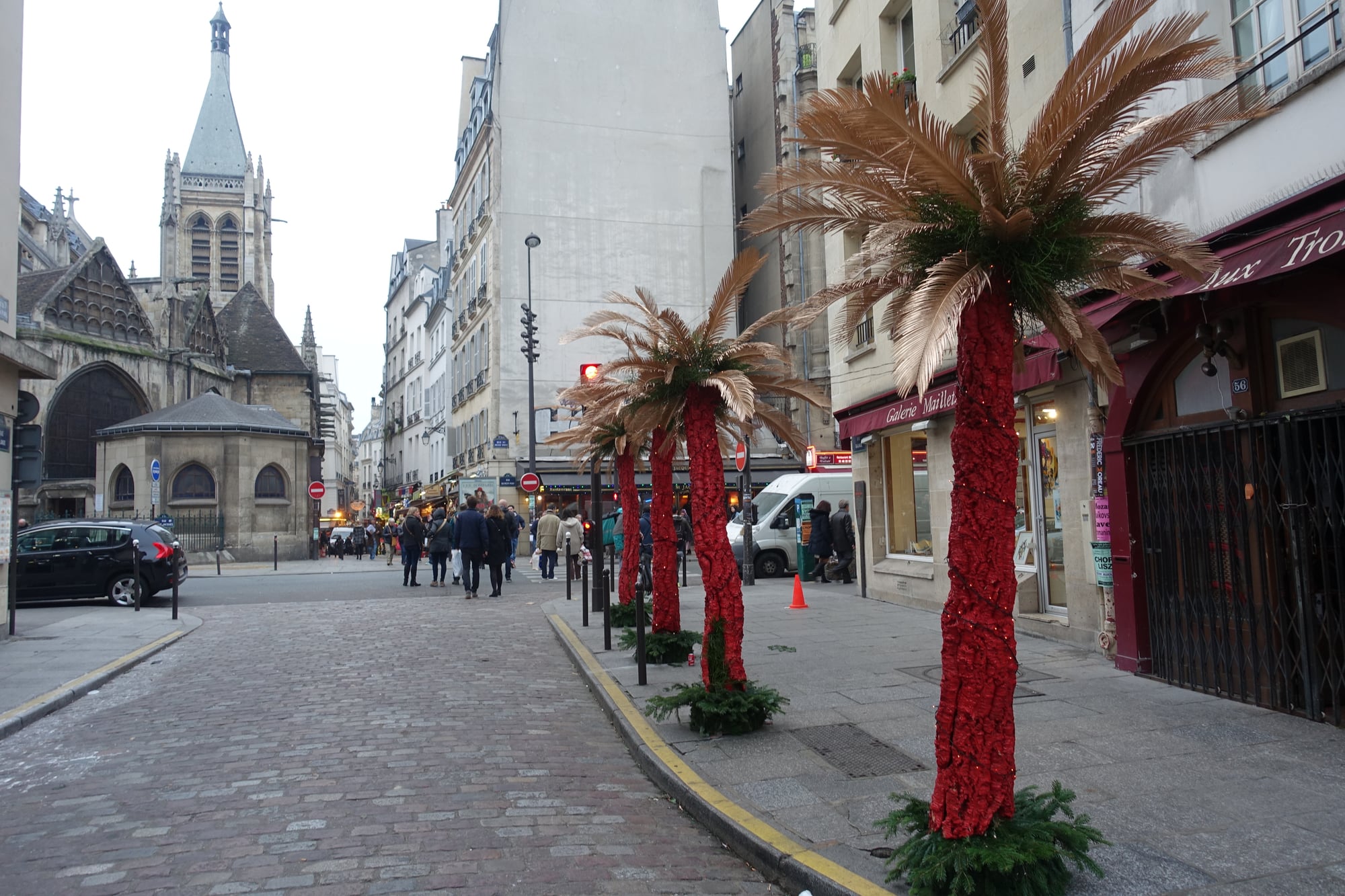 Rue Galande dans le Quartier latin à Paris, rue animée avec restaurants et commerces
