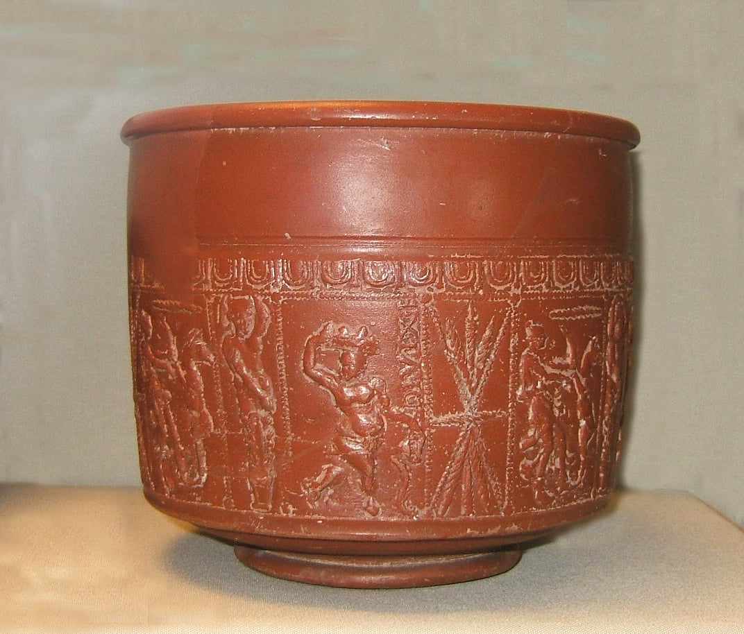 Coupe en céramique sigillée rouge orangé à décor végétal moulé