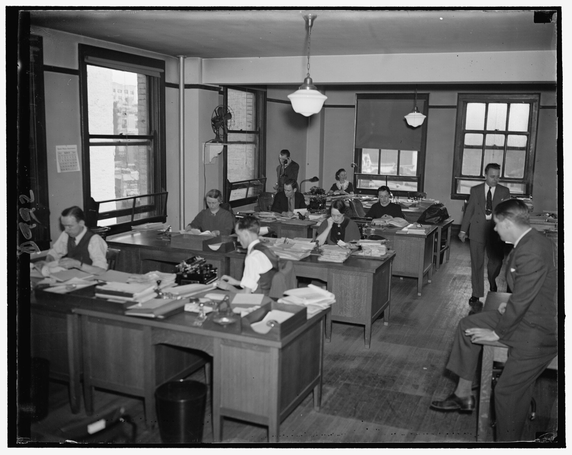 Groupe de secrétaires sténodactylos travaillant dans un bureau à Washington D.C., années 1930