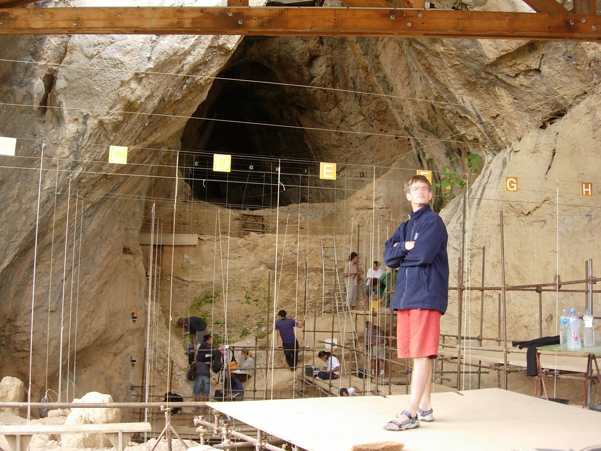 Entrée de la caune de l'Arago à Tautavel, site préhistorique majeur des Pyrénées-Orientales