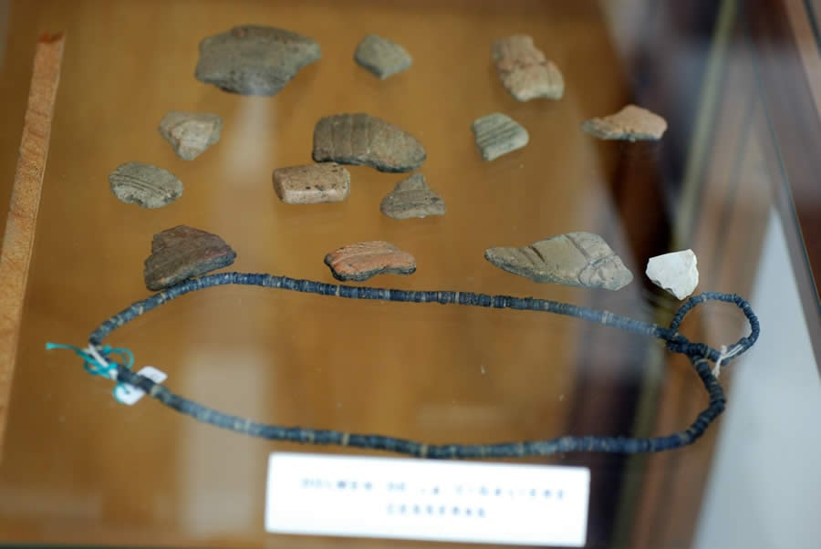 Mobilier funéraire néolithique typique des dolmens du Midi : perles, poteries, tessons