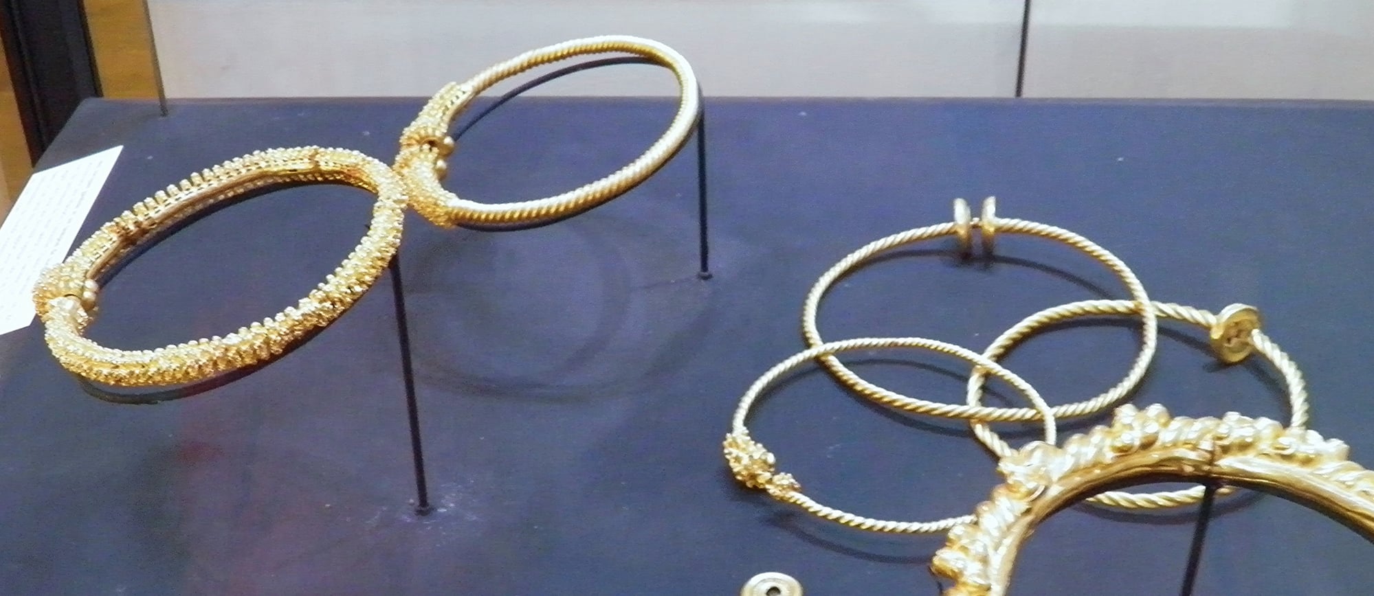 Cinq torques gaulois en bronze et or exposés au Musée Saint-Raymond de Toulouse