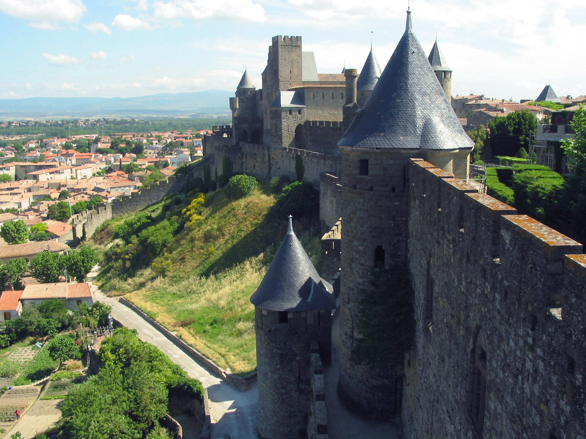 Vue d'un village médiéval fortifié avec château et remparts