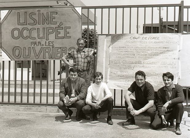 Cinq ouvriers devant leur usine occupée dans le sud de la France, juin 1968